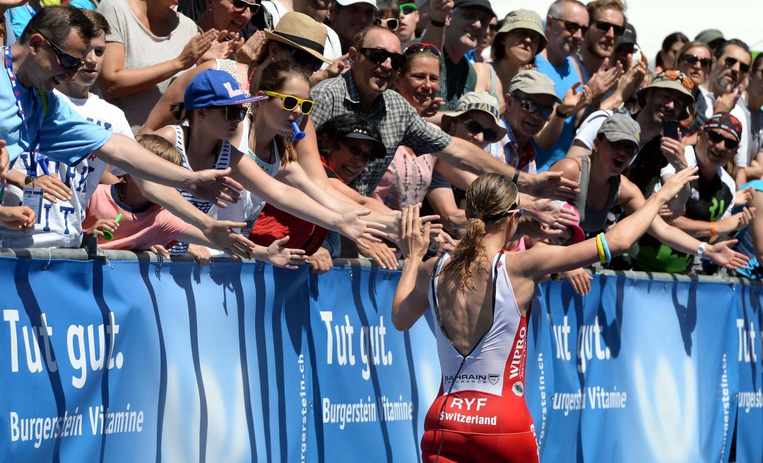 Jubelnde Zuschauer am Ironman