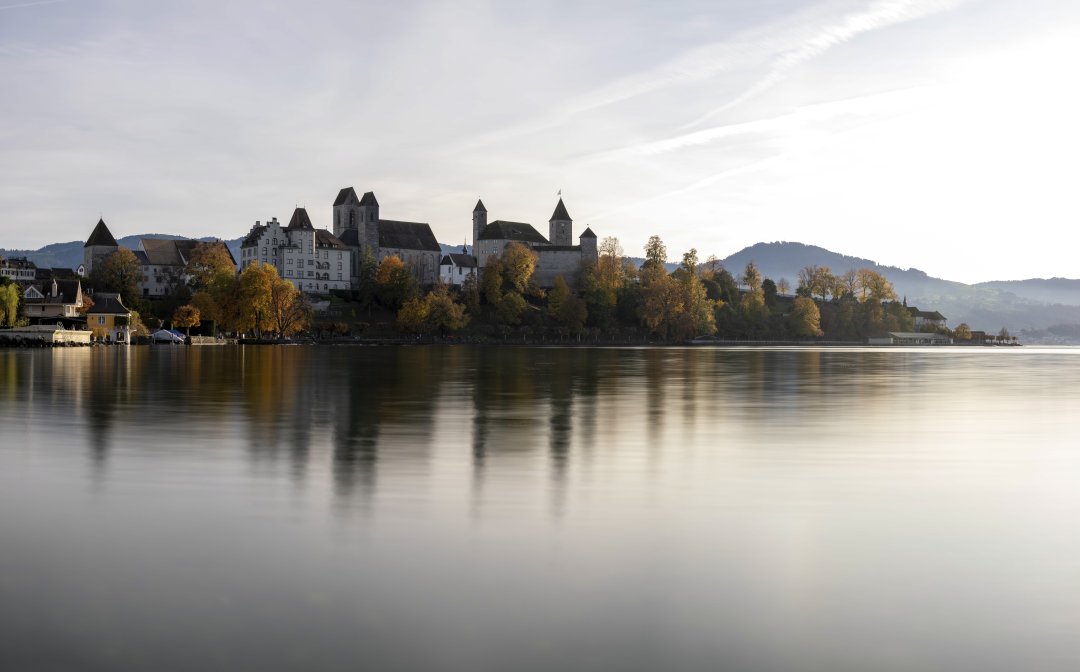 Rapperwil mit Sicht auf das Schloss vom Ufer bei Kempraten