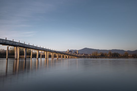 Die Brücke Richtung Rapperswil-Jona mit Sicht auf das Schloss