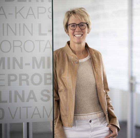 Tanja Zimmermann-Burgerstein appuyée contre une porte vitrée