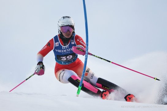 Une jeune skieuse sur les pistes