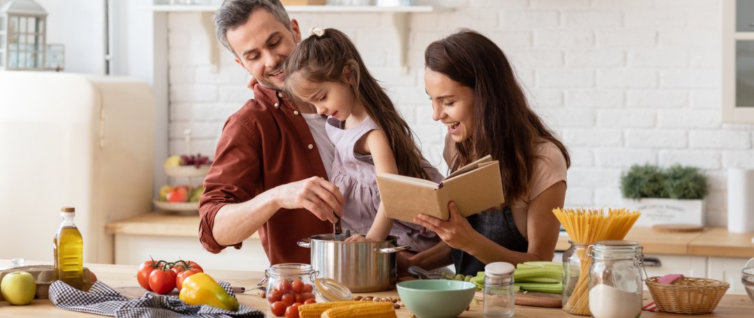 Eine Familie ist zusammen in der Küche und kocht