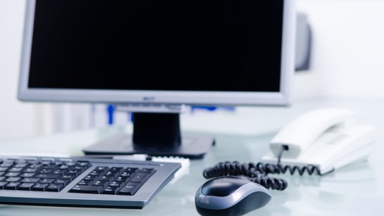 Bürotisch mit Computer