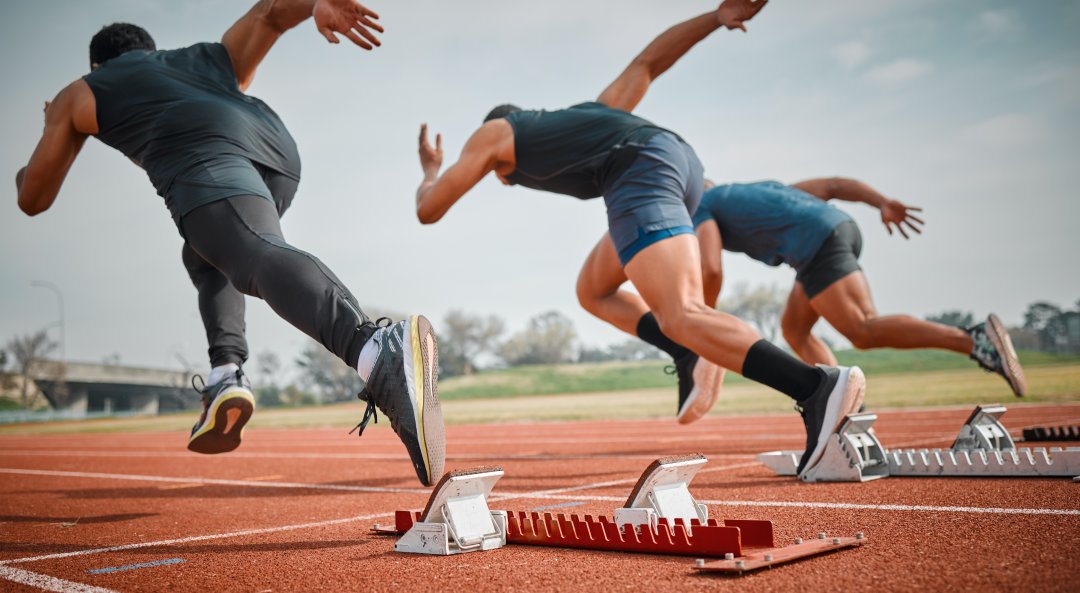 Sprinter die sich gerade für den Start vorbereiten