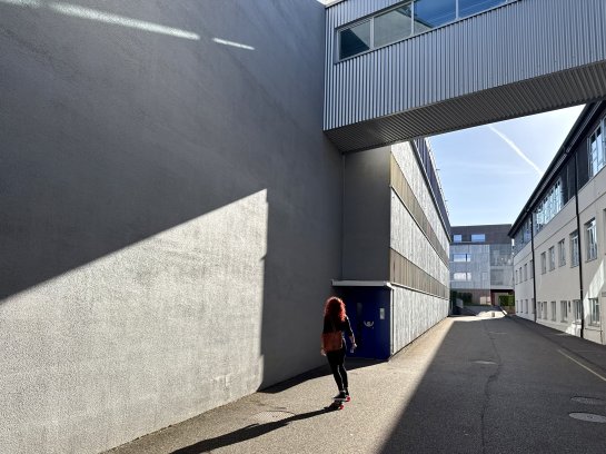 Eine Person fährt mit dem Skateboard zu einer blauen Tür