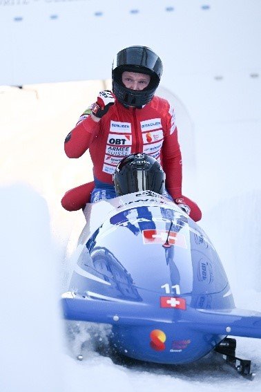 Les bobeurs sur la piste de bobsleigh