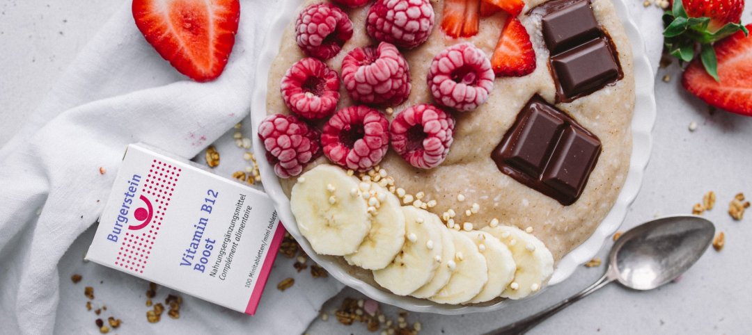 Table de petit-déjeuner avec muesli et vitamine B12