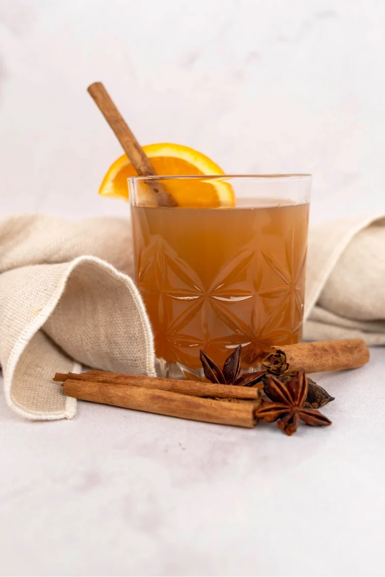 Chai-Latte-Punsch mit Zimtstangen
