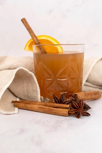 Chai-Latte-Punsch mit Zimtstangen