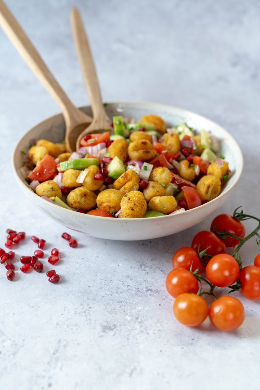 Crispy Gnocchi Salad mit verschiedenen Zutaten