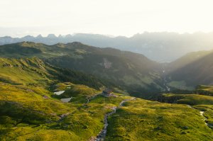 Vue aérienne du panorama alpin sur l’itinéraire vers la cabane Spitzmeilen