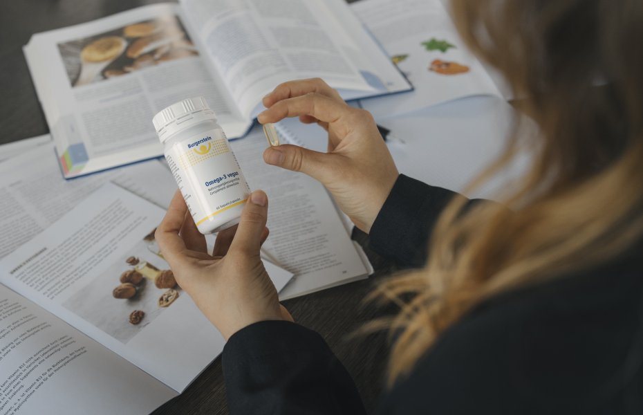Frau informiert sich zu Ernährung, Gesundheit und Vitaminen – Burgerstein Wissensrubrik rund um Mikronährstoffe und Wohlbefinden