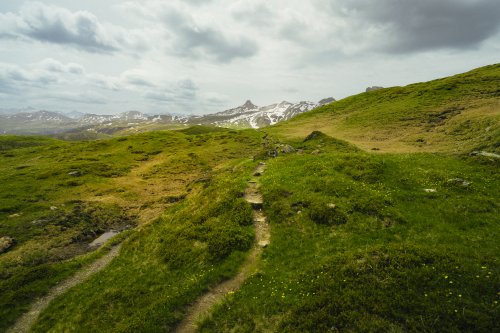 Wanderer auf dem Panoramaweg zur Spitzmeilenhütte - Foto: Joni Hedinger
