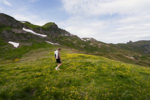 Wanderer in den Schweizer Alpen auf dem Weg zur Spitzmeilenhütte