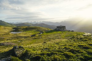Alpine Landschaft entlang der zweitägigen Wanderung zum Spitzmeilen