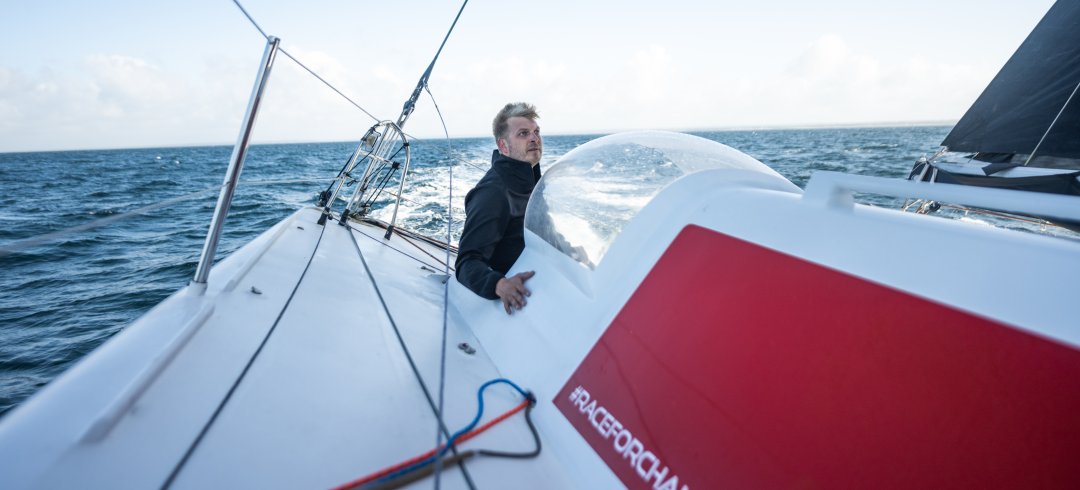 Mann im Segelboot auf hoher See