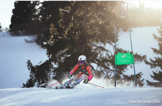 Skirennfahrerin auf der Rennstrecke in den Bergen
