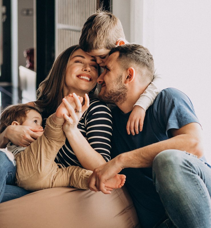 Glückliche Familie mit Kind im Winter – Mikronährstoffe, Vitamine und Mineralstoffe von Burgerstein zur Unterstützung der Familiengesundheit und des Wohlbefindens