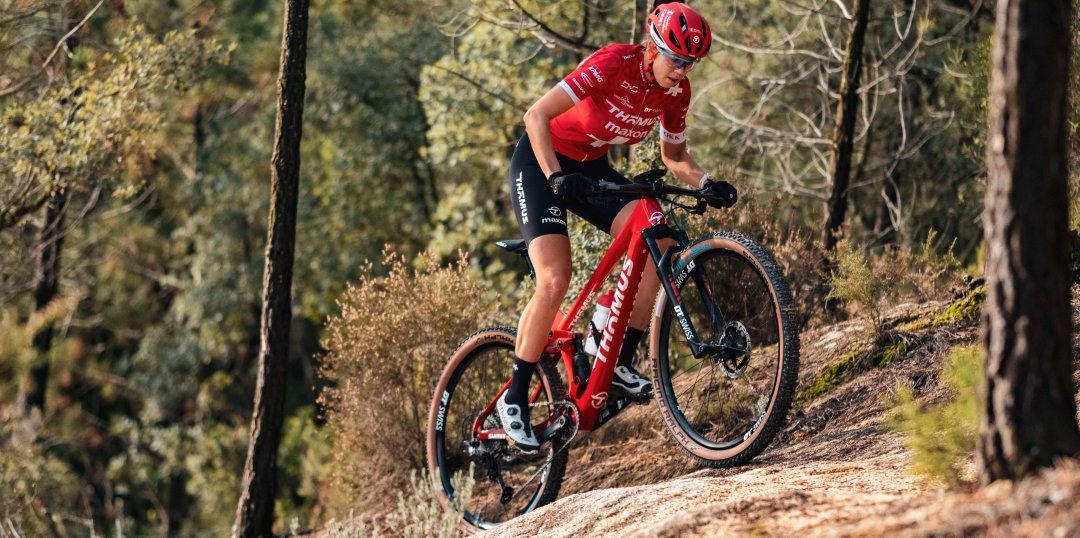 Frau auf dem Mountainbike im Wald