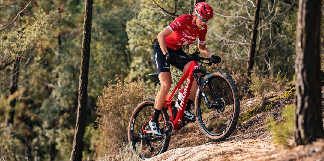 Femme en VTT dans la forêt