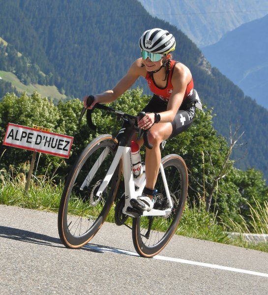 Jenny Meier lors d'un triathlon à vélo