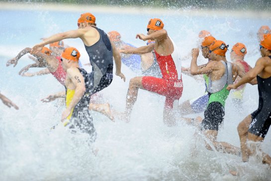 Massenstart der Disziplin Schwimmen