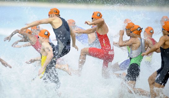 Massenstart der Disziplin Schwimmen