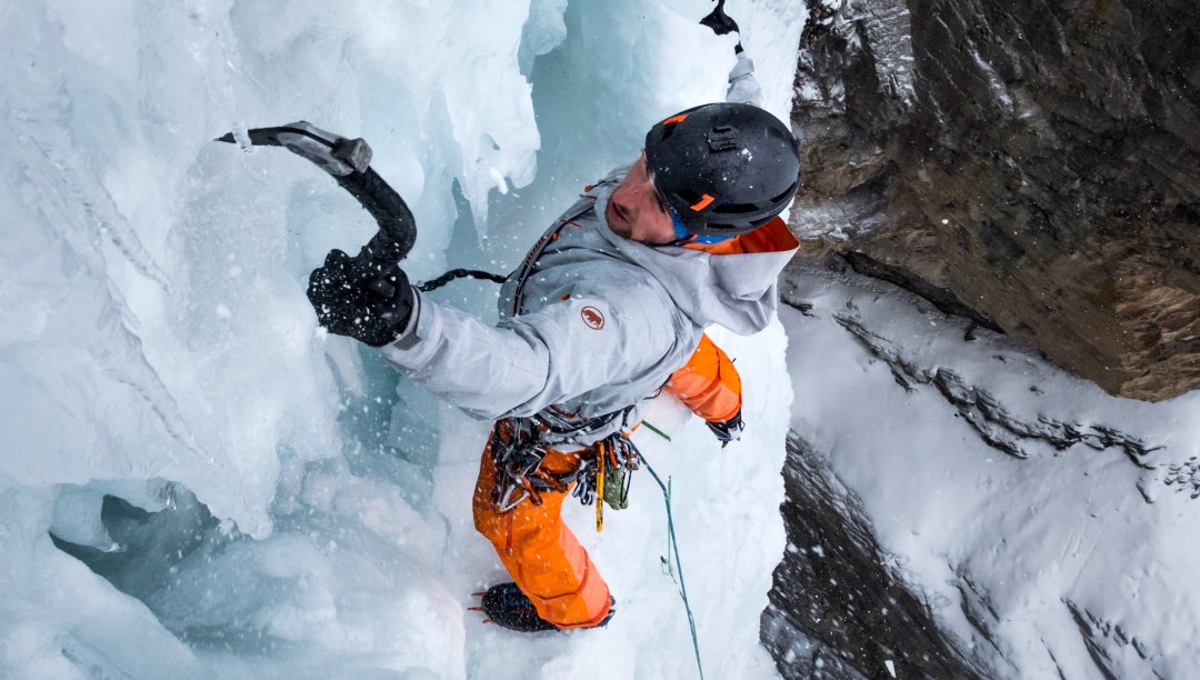 Apliniste on a glacier