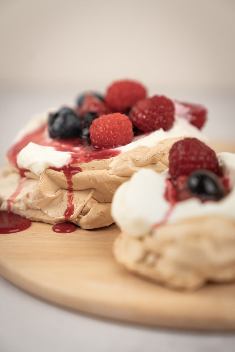 Pavlovas mit Sahne und verschiedenen frischen Beeren.