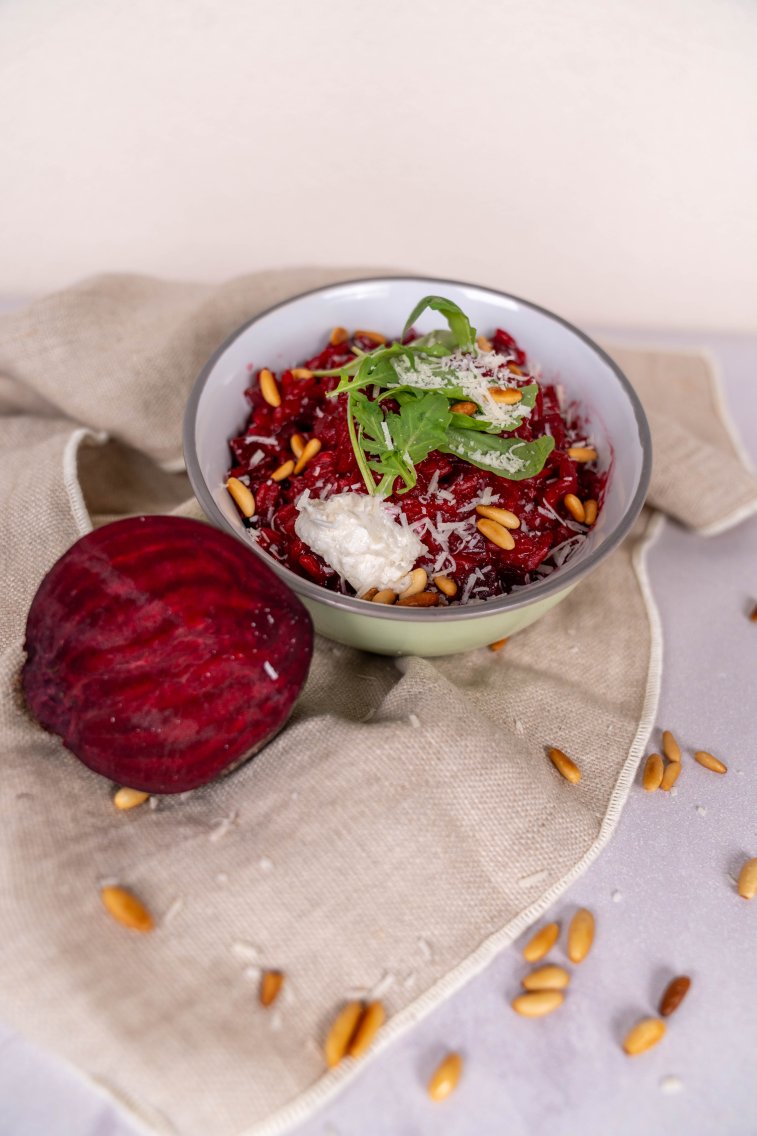 Randne-Risotto mit angerösteten Pinienkernen, Rucola und Parmesan