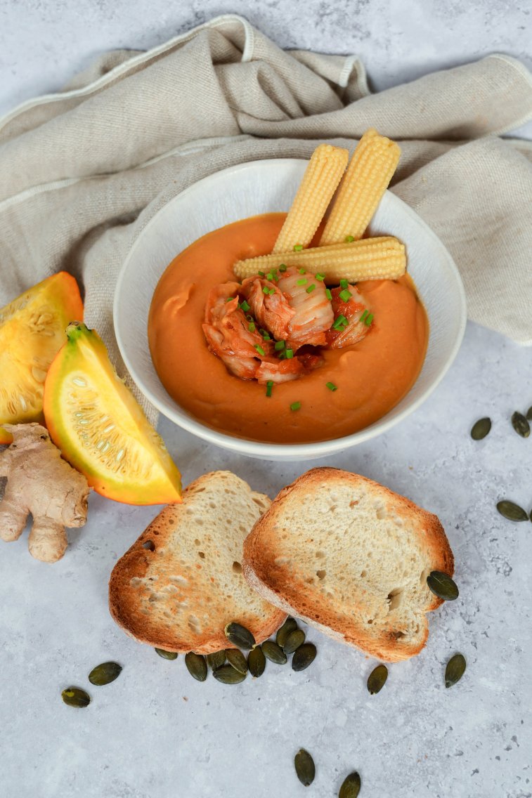 Kürbissuppe mit Kimchi als Beilage