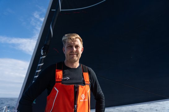 Mann auf Segelboot