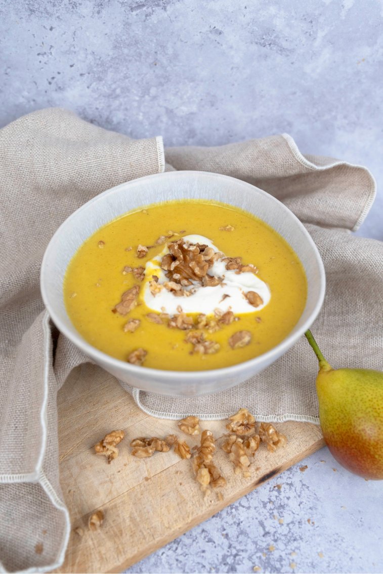 Sellerie-Curry-Suppe mit Birne und Baumnüssen