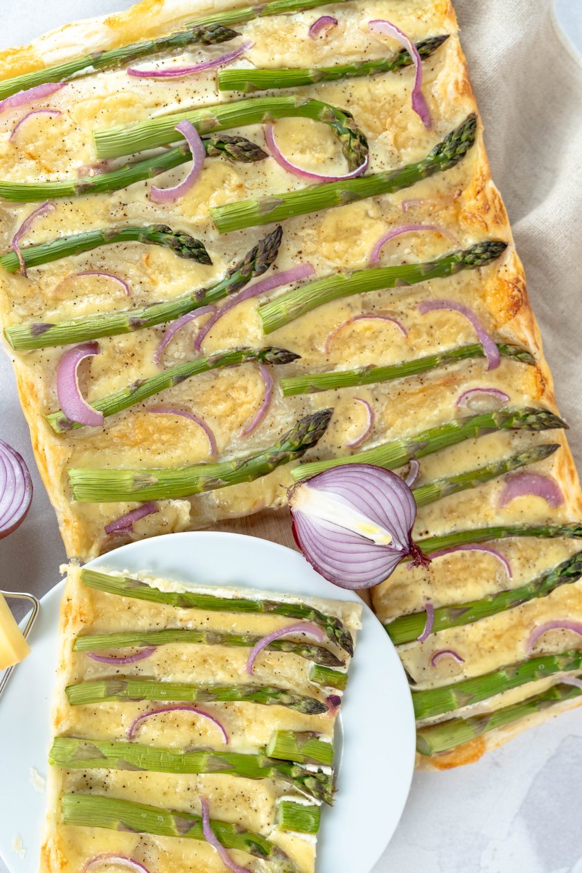 Saisonaler Spargelflammkuchen