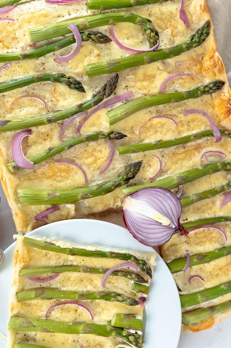 Saisonaler Spargelflammkuchen