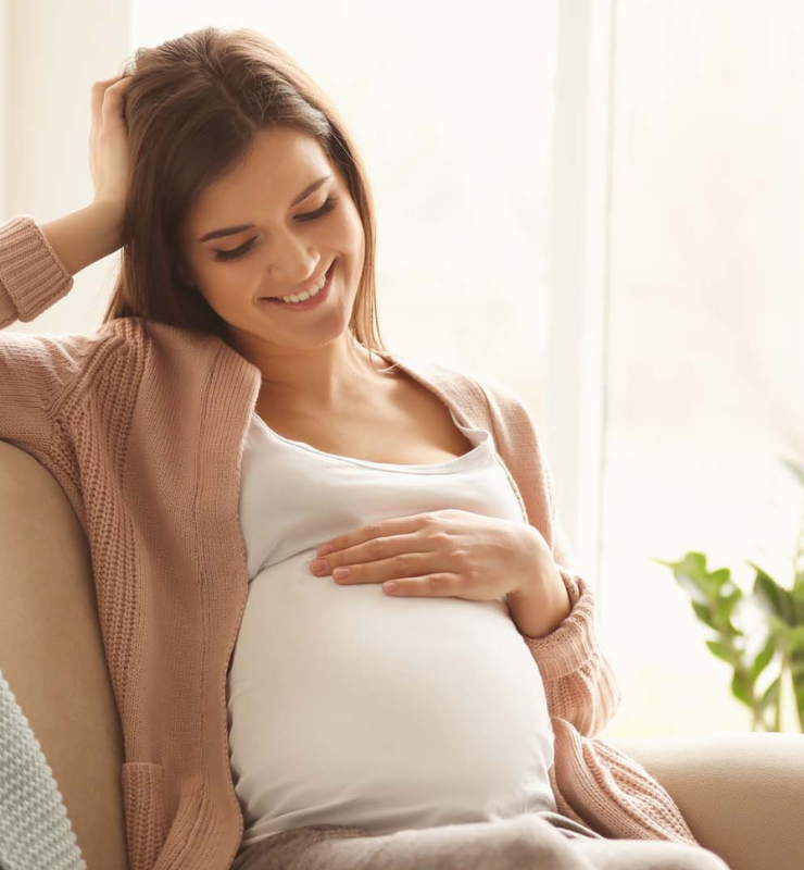 Schwangere Frau mit Babybauch – Mikronährstoffe, Vitamine und Mineralstoffe von Burgerstein zur Unterstützung während Schwangerschaft und Stillzeit