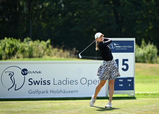 Eine Frau auf dem Golfplatz