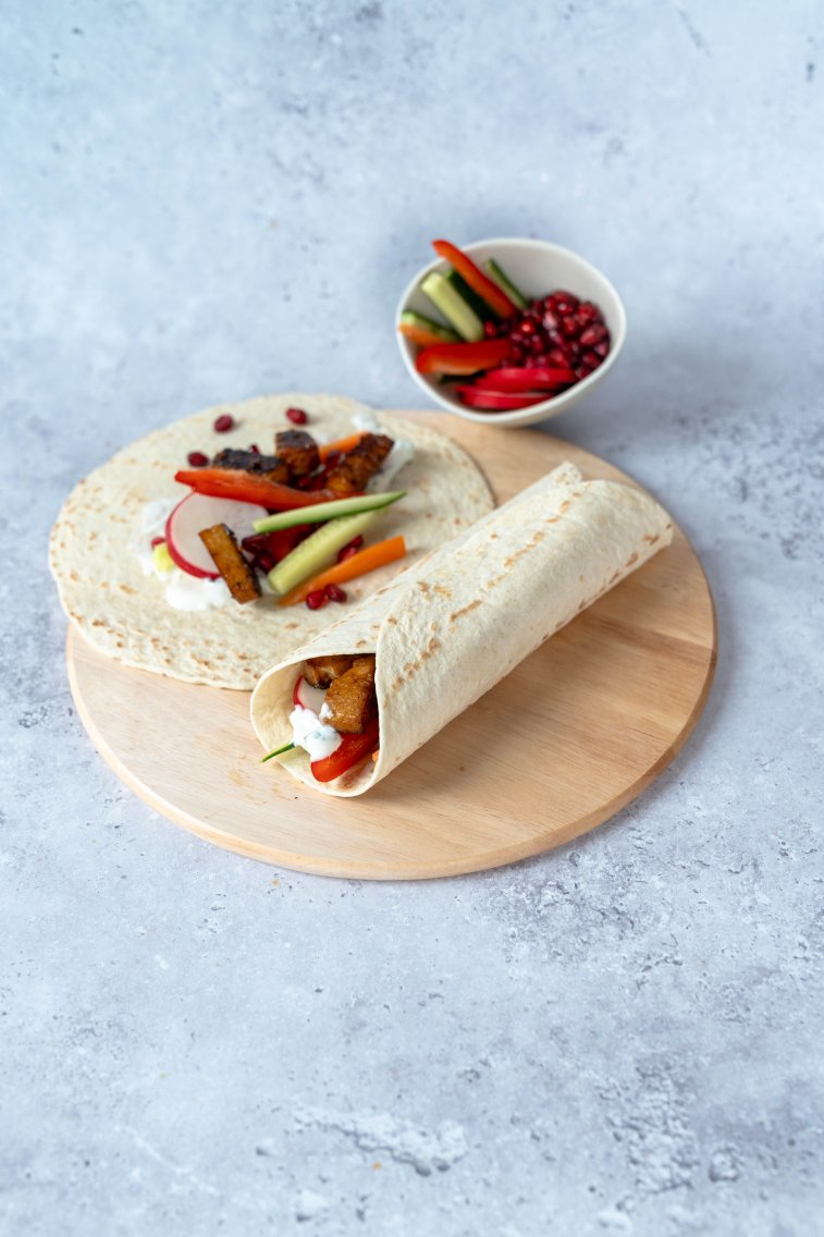 Tzatziki-Teriyaki Wraps auf einer Holzplatte